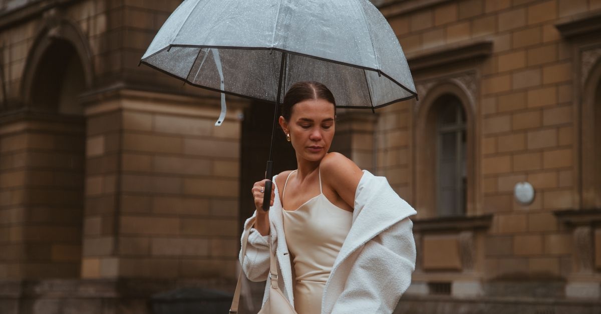 Stilvoll durch den Herbstregen: Outfit-Ideen für graue Tage
