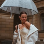 Stilvoll durch den Herbstregen: Outfit-Ideen für graue Tage