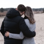Wenn Liebe müde macht: Warum sich deine Beziehung plötzlich so erschöpfend anfühlt – und was jetzt hilft