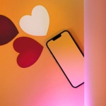 Vom Chat zum Date: So gelingt ein sicheres erstes Treffen nach dem Online-Kontakt