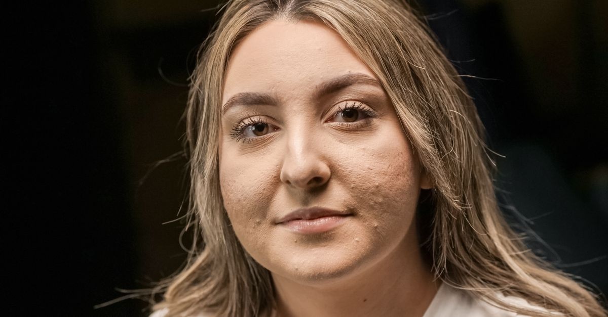 Porenfrei geschminkt: So bleibt deine Foundation glatt statt sich abzusetzen