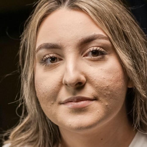 Porenfrei geschminkt: So bleibt deine Foundation glatt statt sich abzusetzen