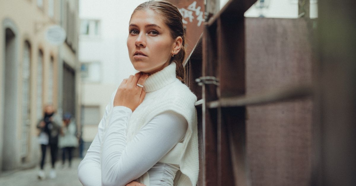 Layering-Look mit Stil: So trägst du Rollkragen und Bluse perfekt zusammen
