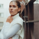 Layering-Look mit Stil: So trägst du Rollkragen und Bluse perfekt zusammen