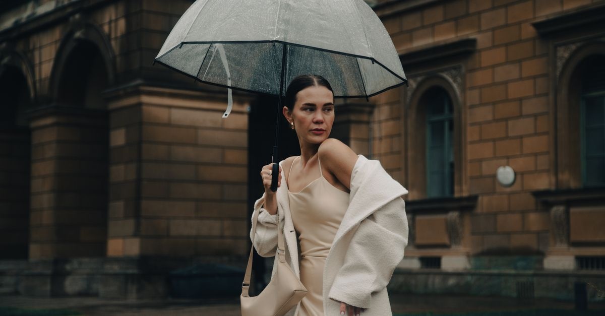 Stilvoll trotz Schmuddelwetter: Das perfekte Outfit als Hochzeitsgast bei Regen