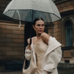Stilvoll trotz Schmuddelwetter: Das perfekte Outfit als Hochzeitsgast bei Regen