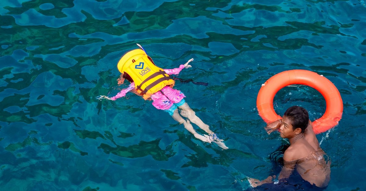 Sicher planschen mit Kindern: Warum Schwimmhilfen niemals die Aufsicht ersetzen