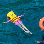 Sicher planschen mit Kindern: Warum Schwimmhilfen niemals die Aufsicht ersetzen